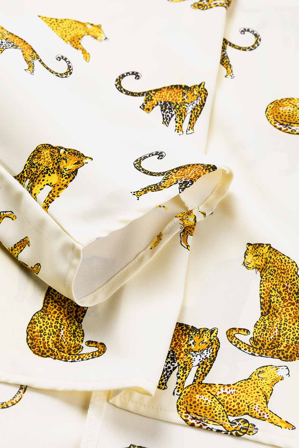 Ohlapna bluza z v-izrezom in z leopardjim potiskom marelice