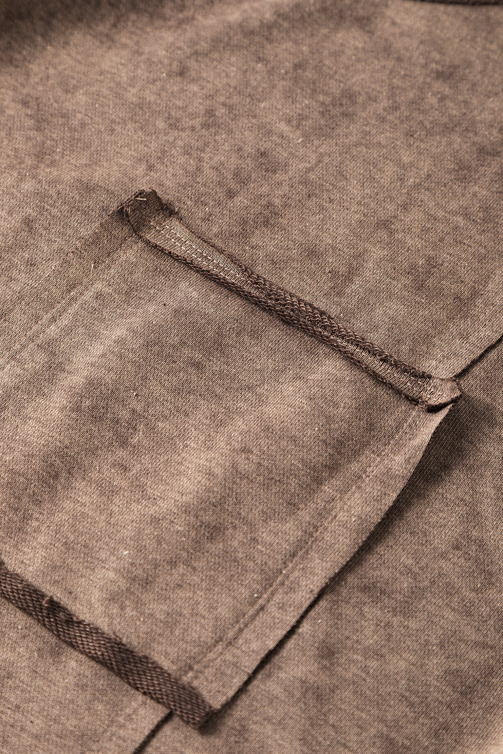 Braunes, lockeres Sweatshirt mit freiliegender Naht und Daumenloch und überschnittener Schulter