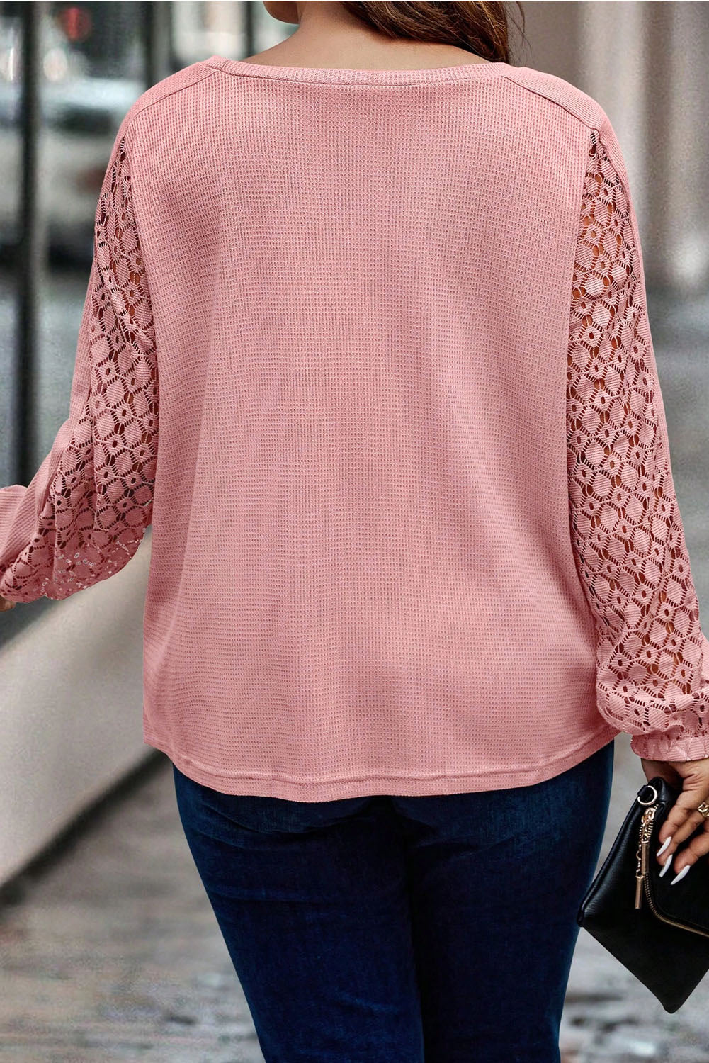 Top in maglia strutturata con maniche in pizzo a contrasto taglie forti rosa albicocca