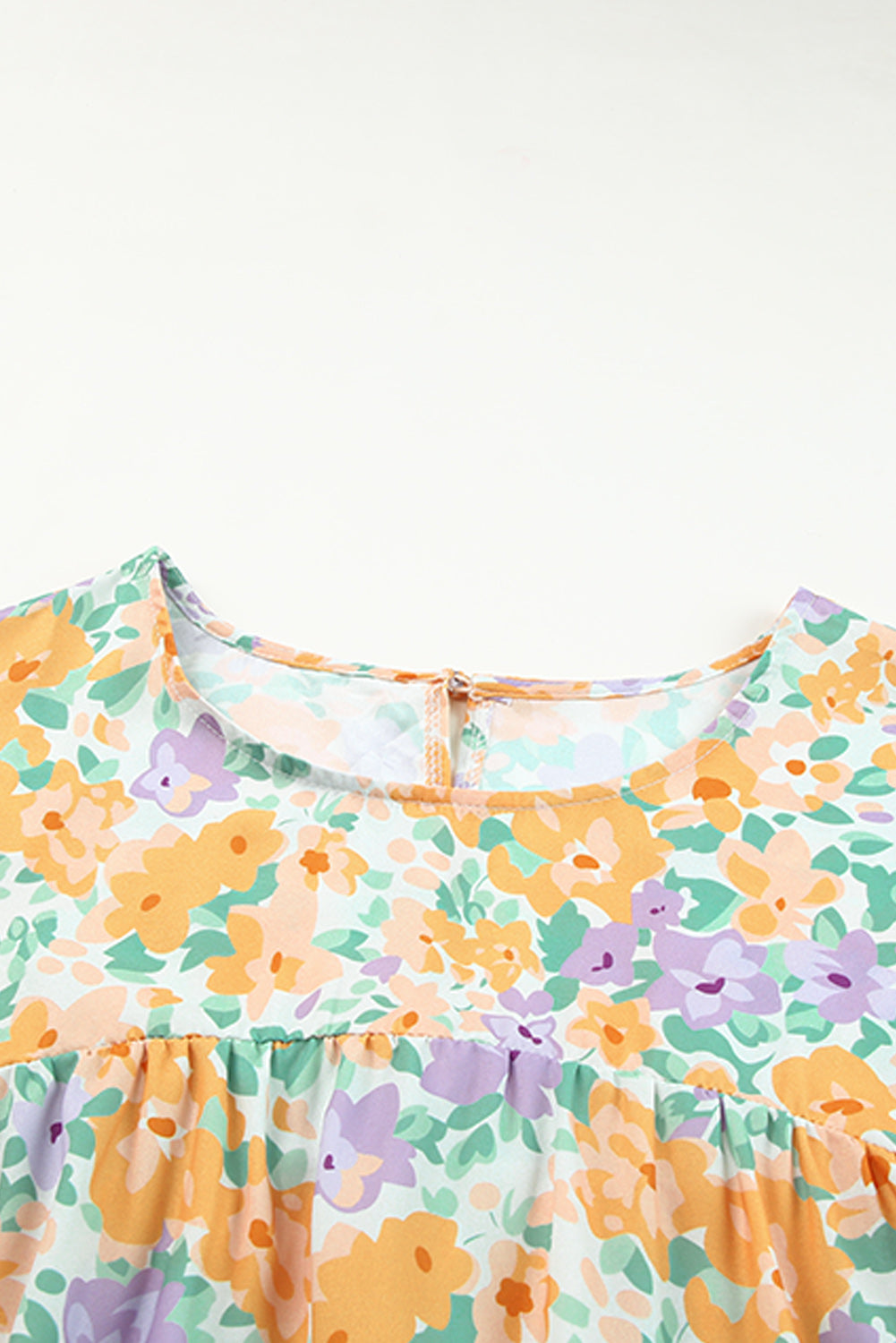 Gelbe, kurzärmlige Babydoll-Bluse mit Schlüsselloch-Rücken und Blumenmuster