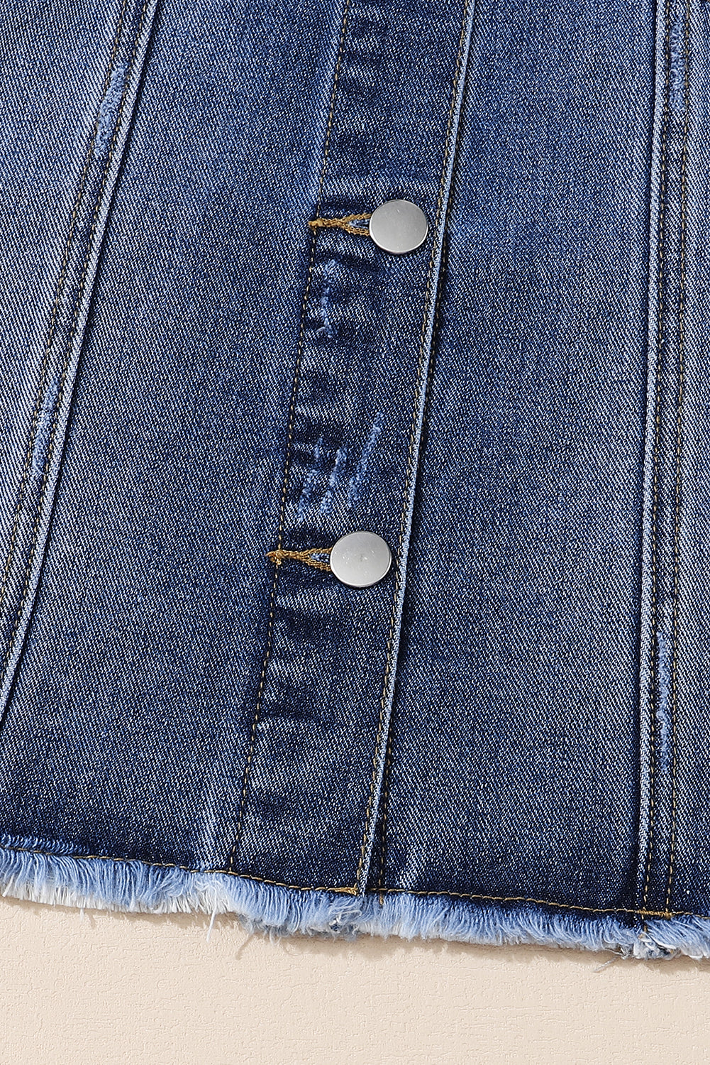 Dunkelblaue Distressed-Jeansjacke mit Pattentaschen in Übergröße