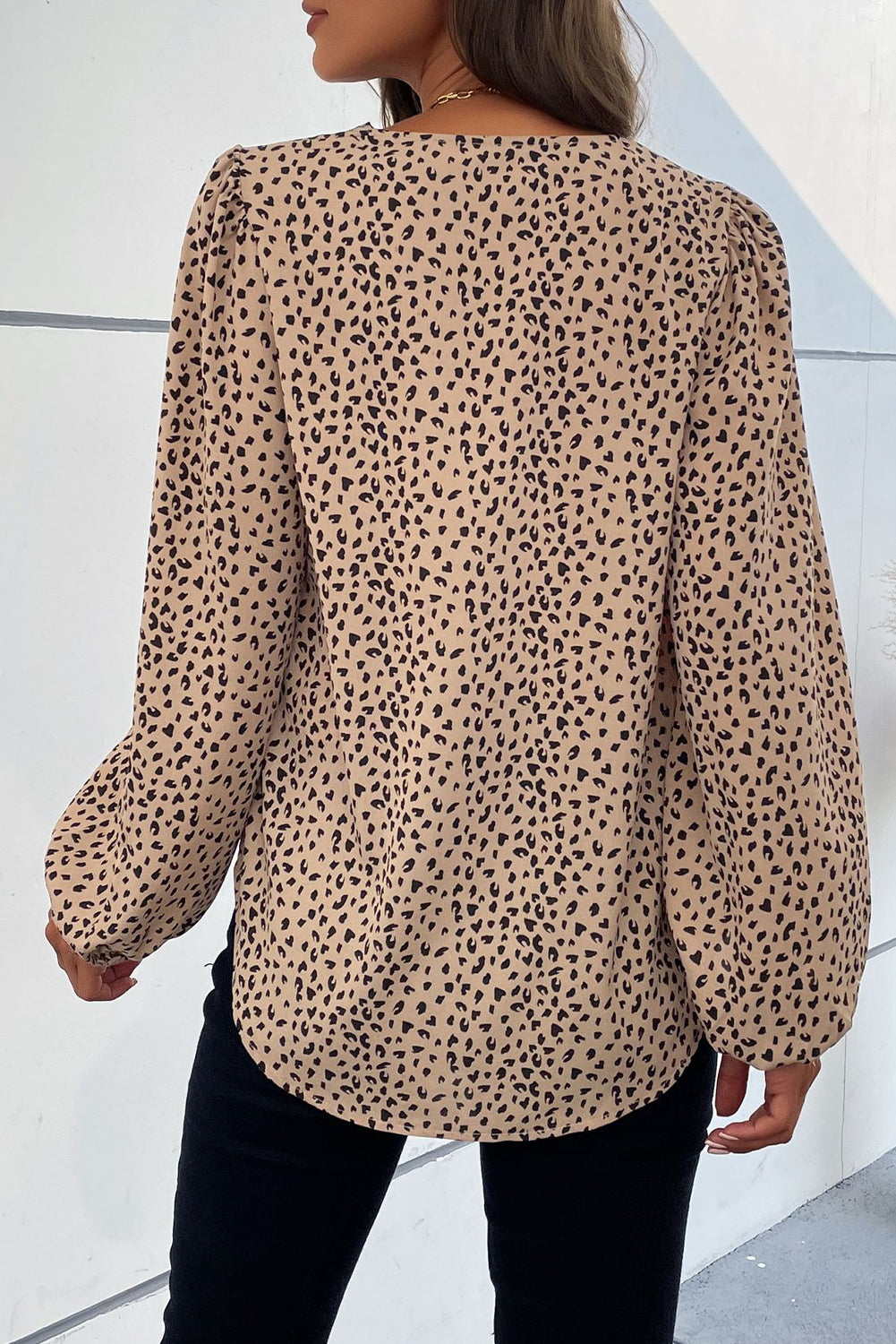 Khakifarbene Bluse mit Leopardenmuster und V-Ausschnitt und Puffärmeln