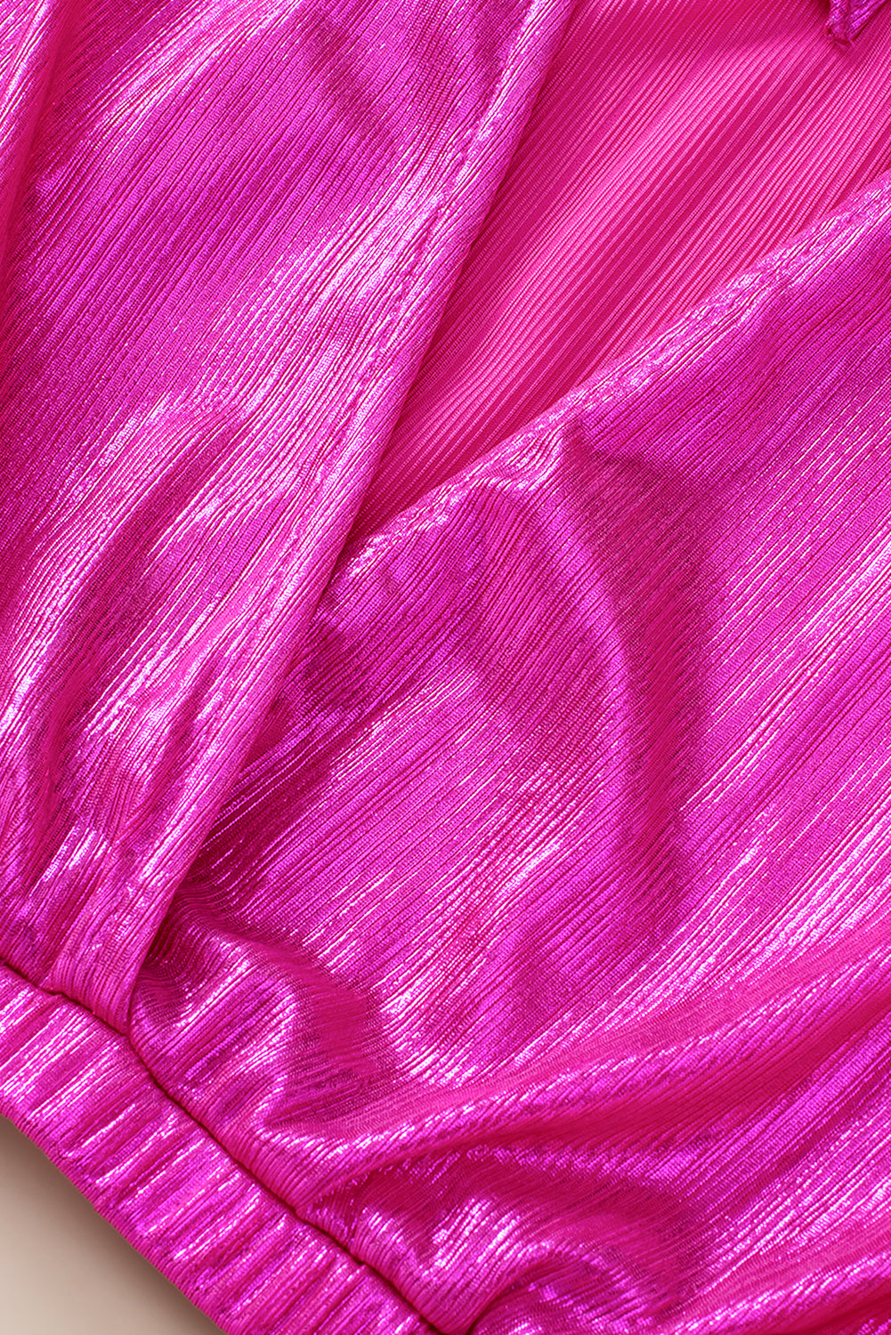 Svetlo roza bluza brez hrbta z naborkimi rokavi