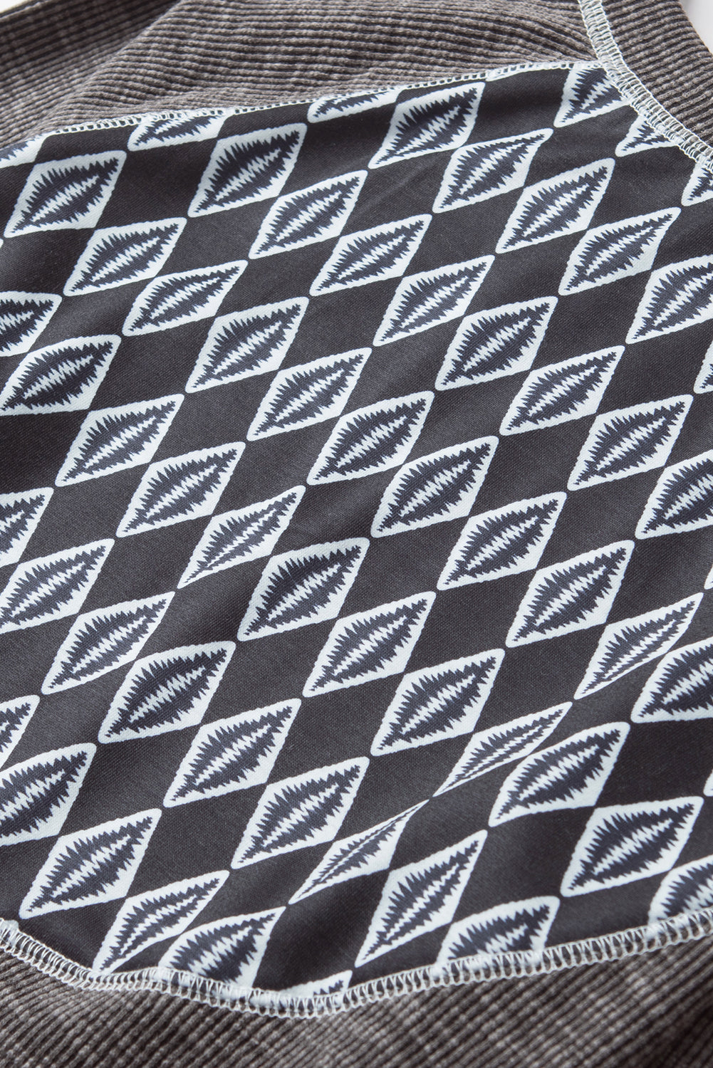 Haut côtelé gris à manches longues en patchwork aztèque