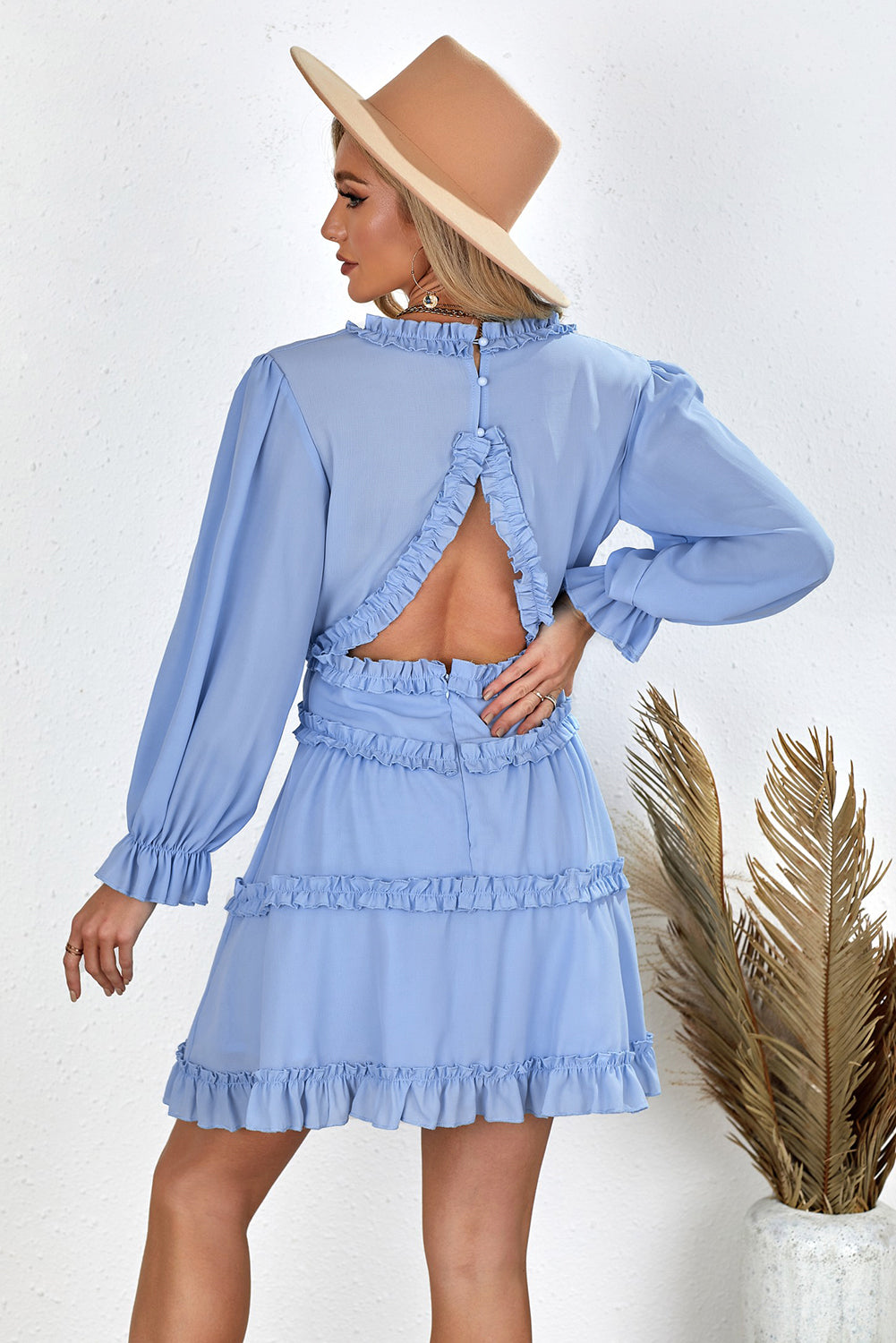 Himmelblaues Kleid mit V-Ausschnitt, Rüschen und offenem Rücken