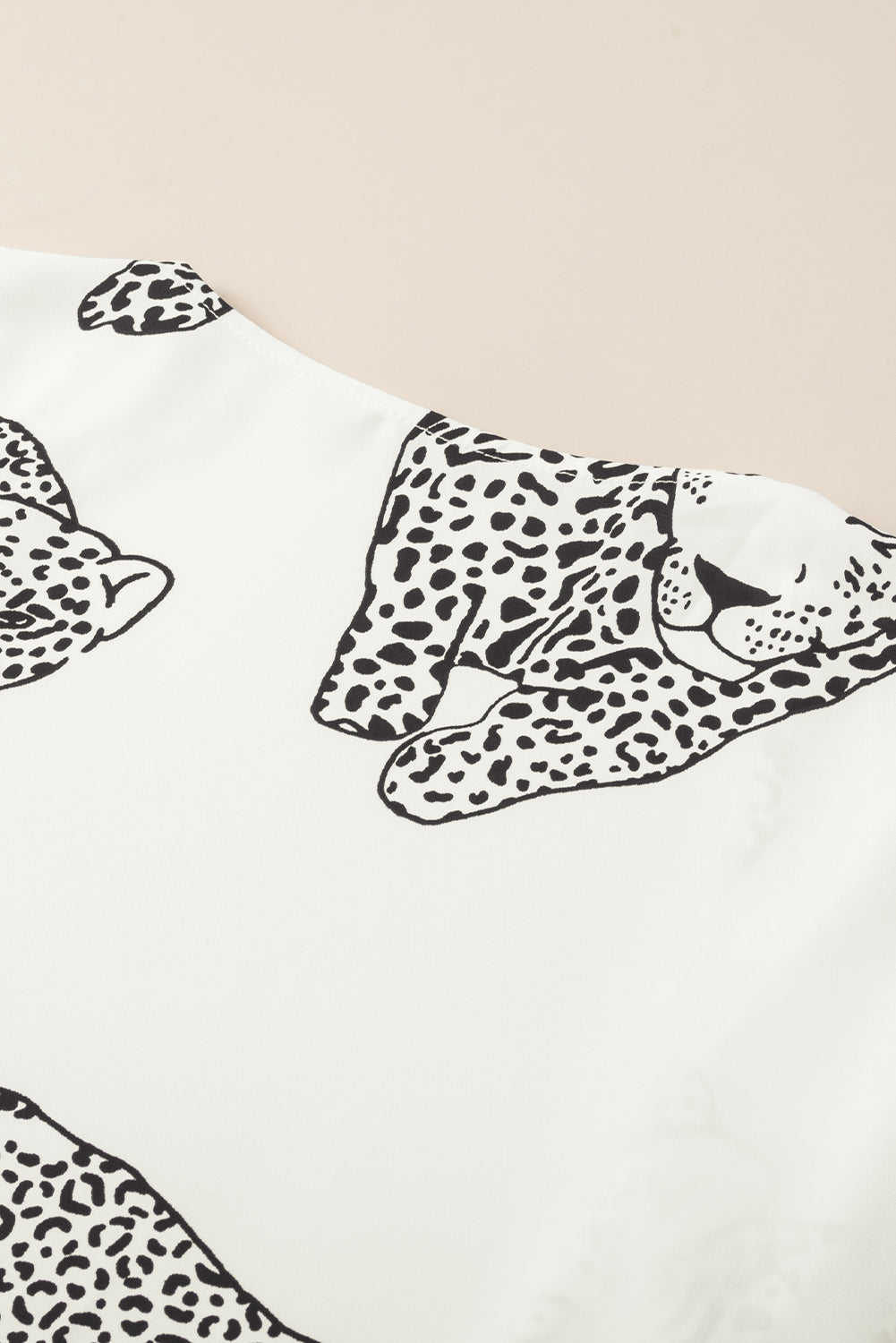 Beli kimono z odprtim sprednjim delom in potiskom gepardov