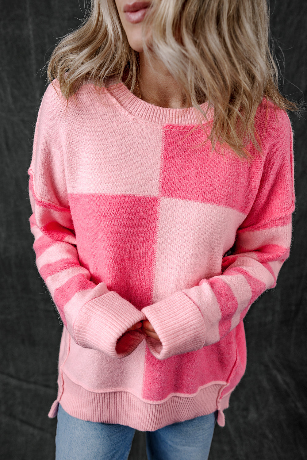 Maglione sciolto alto basso a righe color block a quadretti rosa