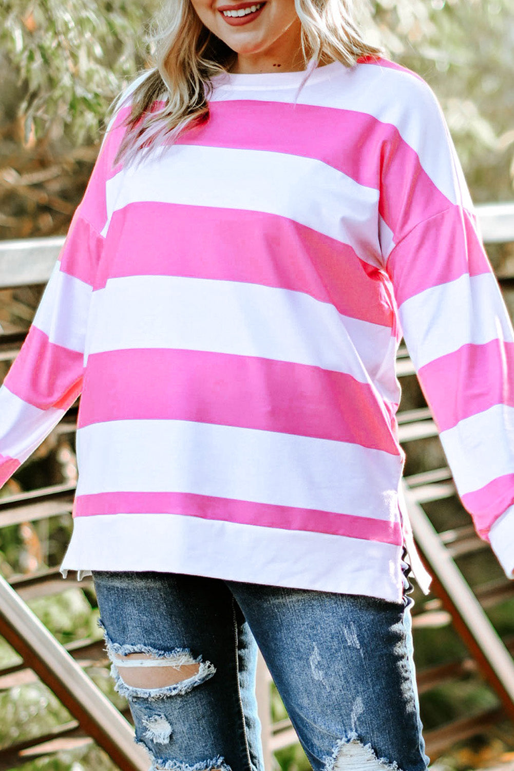 Rosa gestreiftes Plus-Size-Sweatshirt mit seitlichem Schlitz