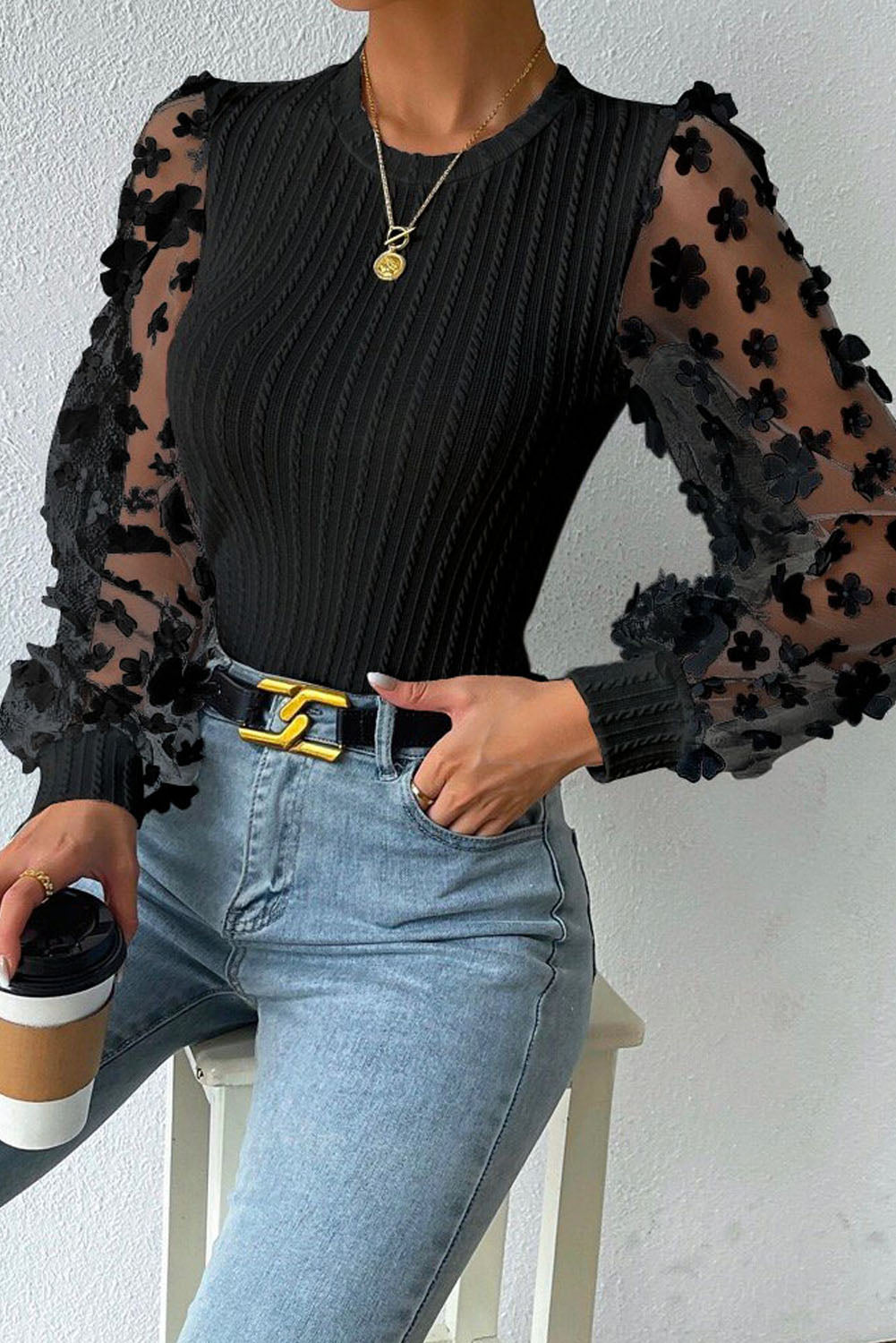 Črna pletena bluza z mrežastimi rokavi in ​​cvetličnimi našitki
