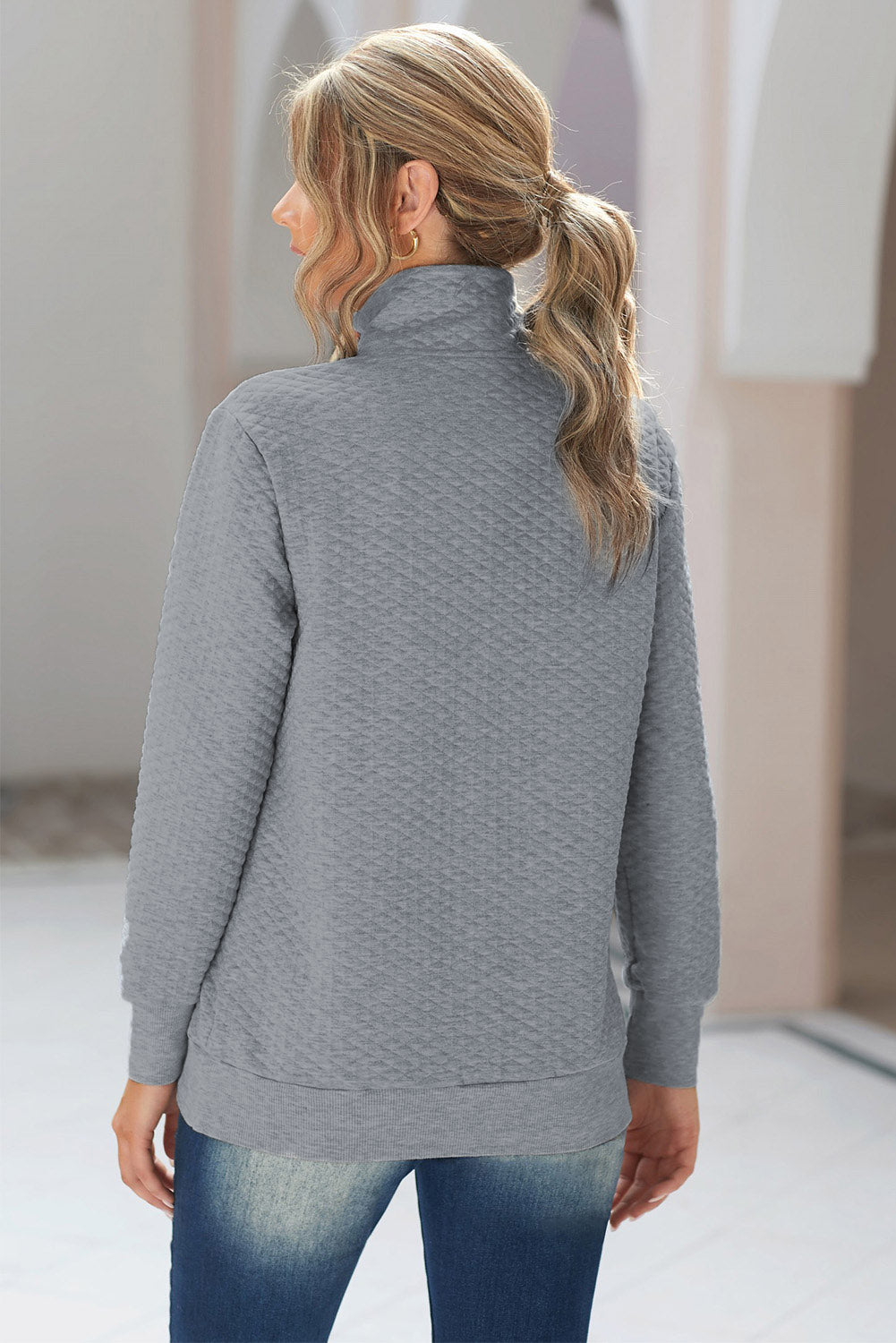 Graues, gestepptes Pullover-Sweatshirt mit Druckknöpfen, Stehkragen und Fake-Fronttasche