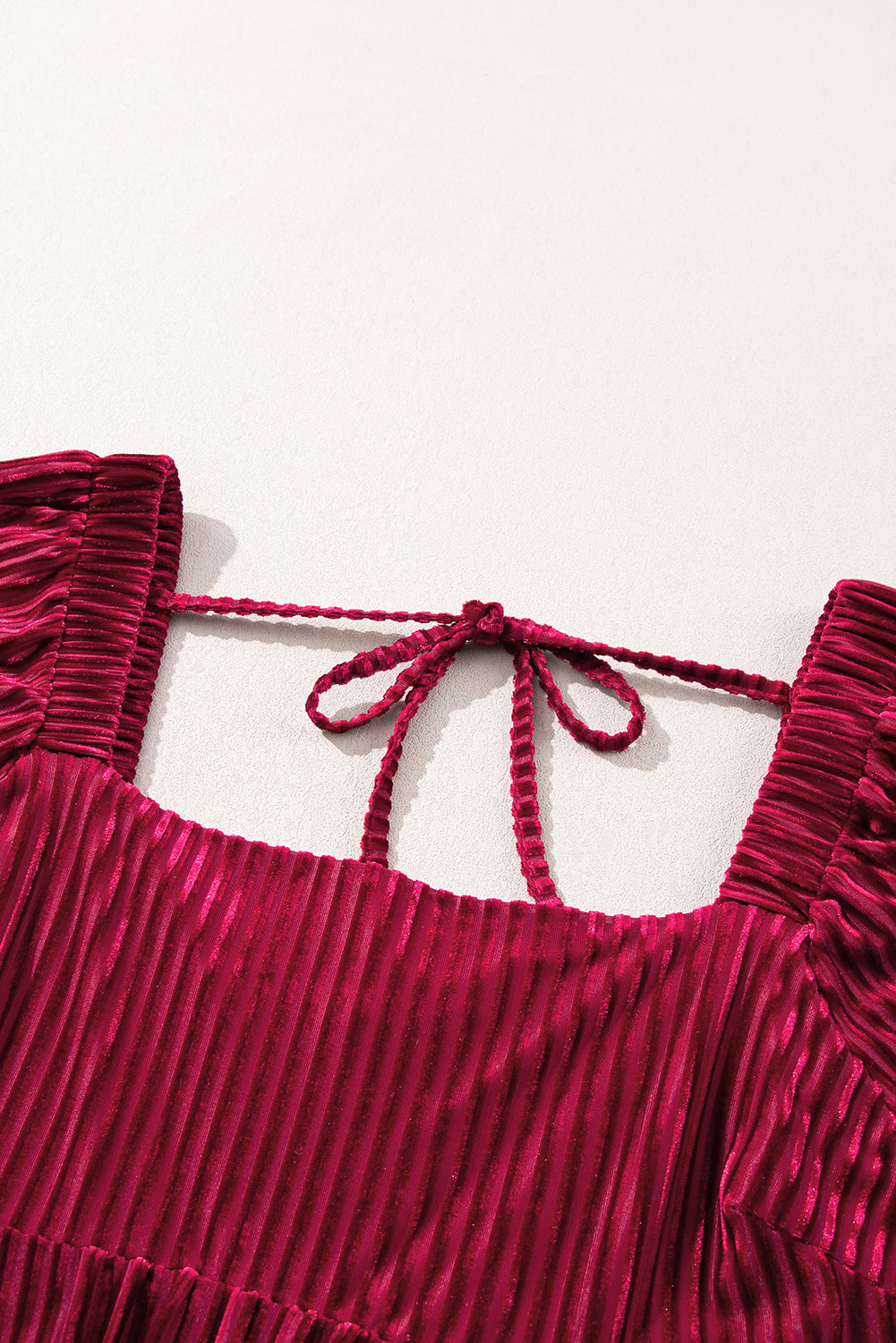Baršunasta Babydoll haljina s crvenom kravatom i četvrtastim izrezom