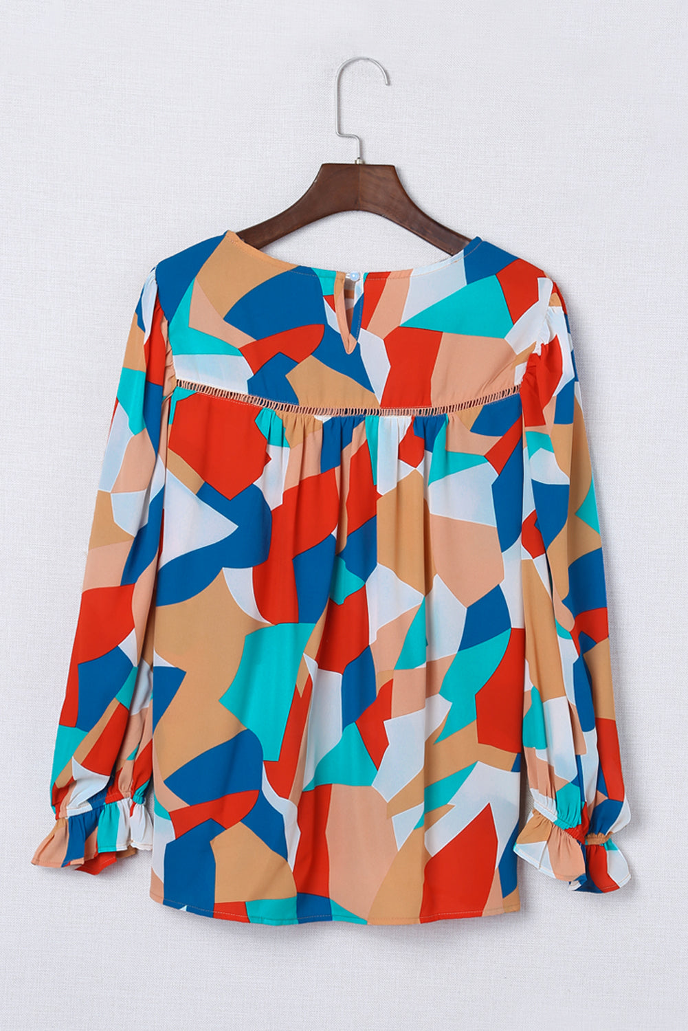Večbarvna bluza z abstraktnim vzorcem in naborkimi puf rokavi