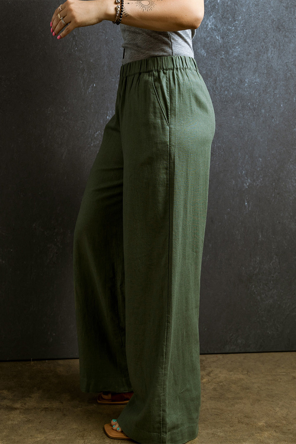 Ležerne hlače širokih nogavica s elastičnim pojasom zelene paprati