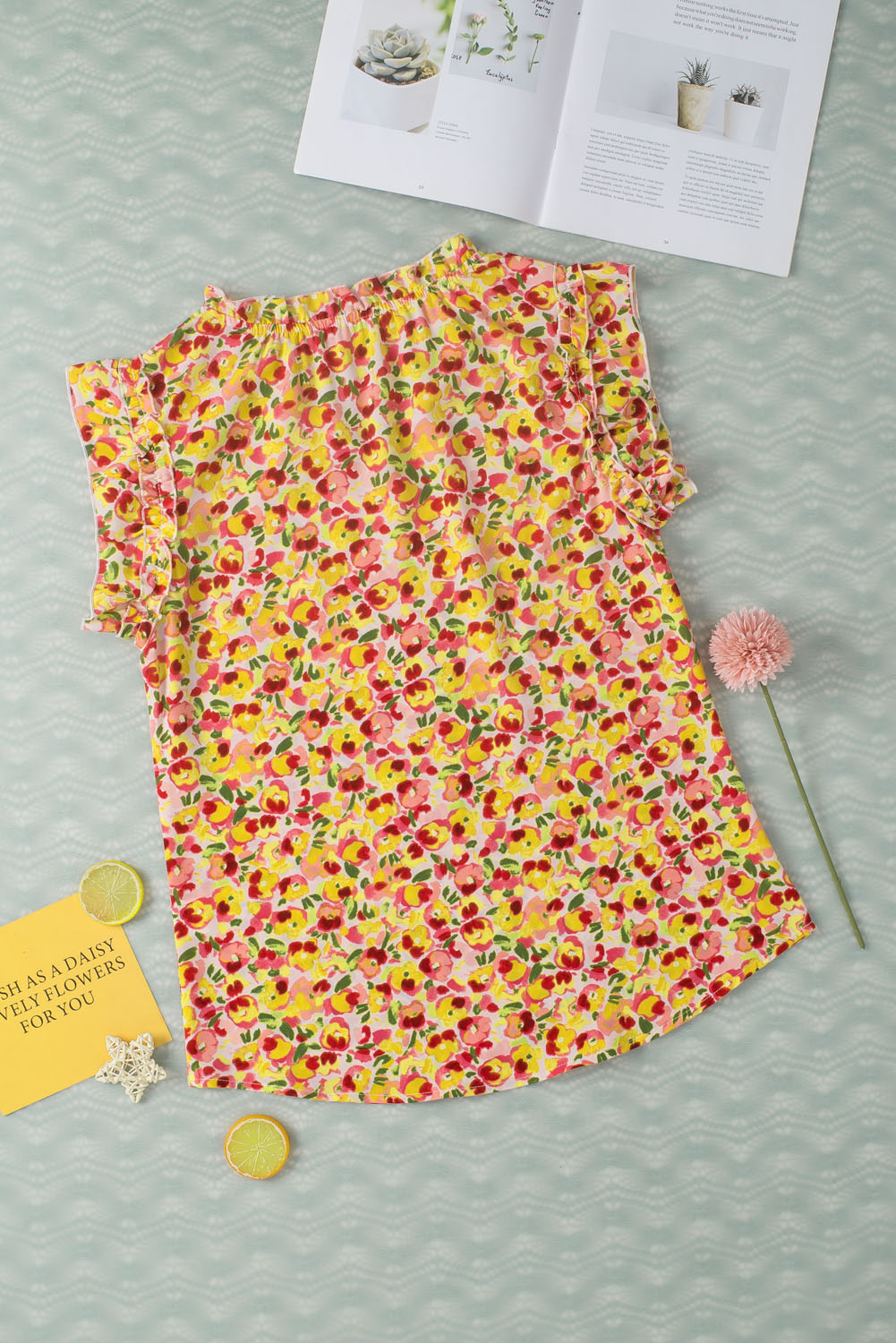 Žuta majica s lepršavim rukavima s V izrezom i cvjetnim printom