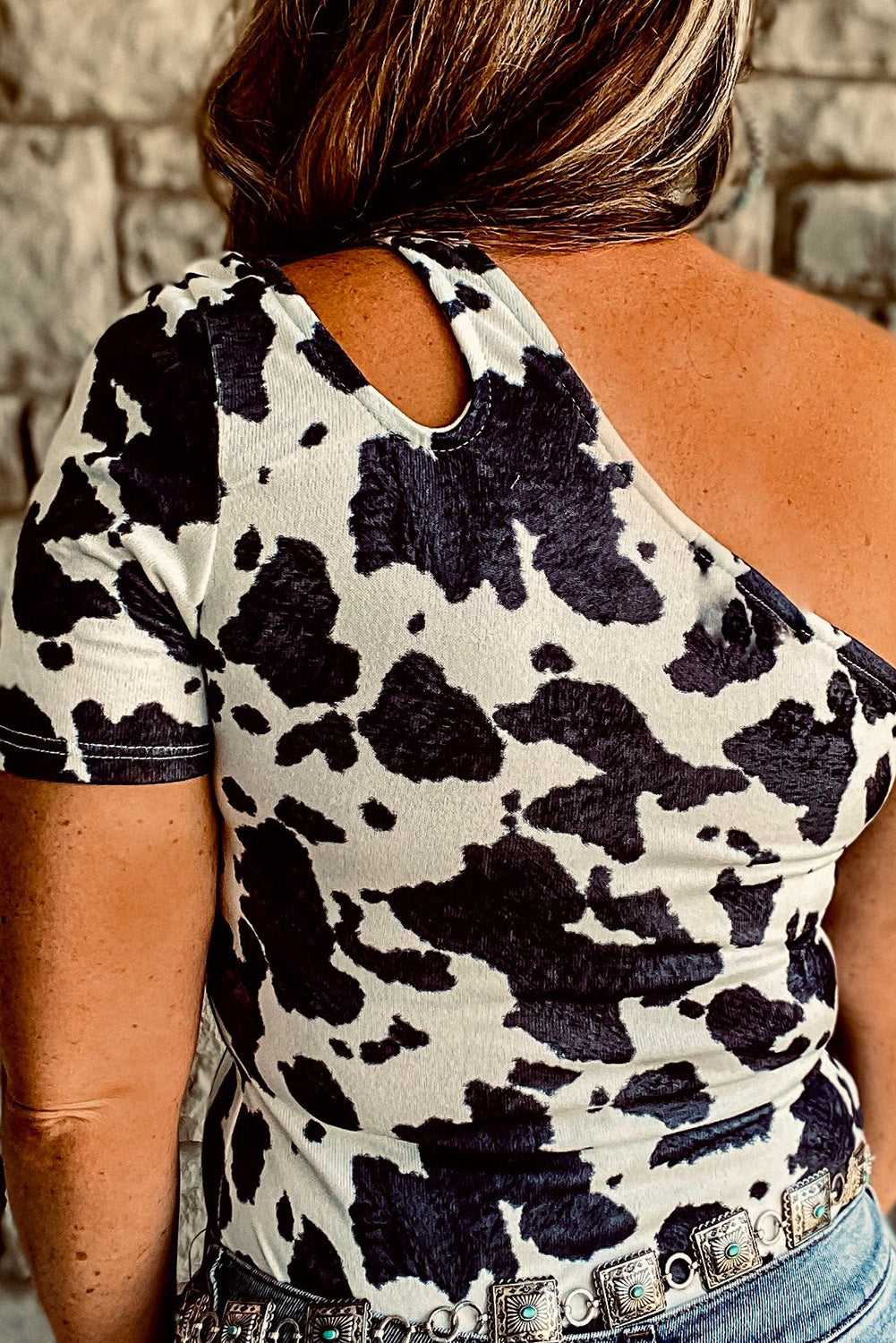 Rjava majica s kratkimi rokavi in ​​kravjim potiskom na eni rami