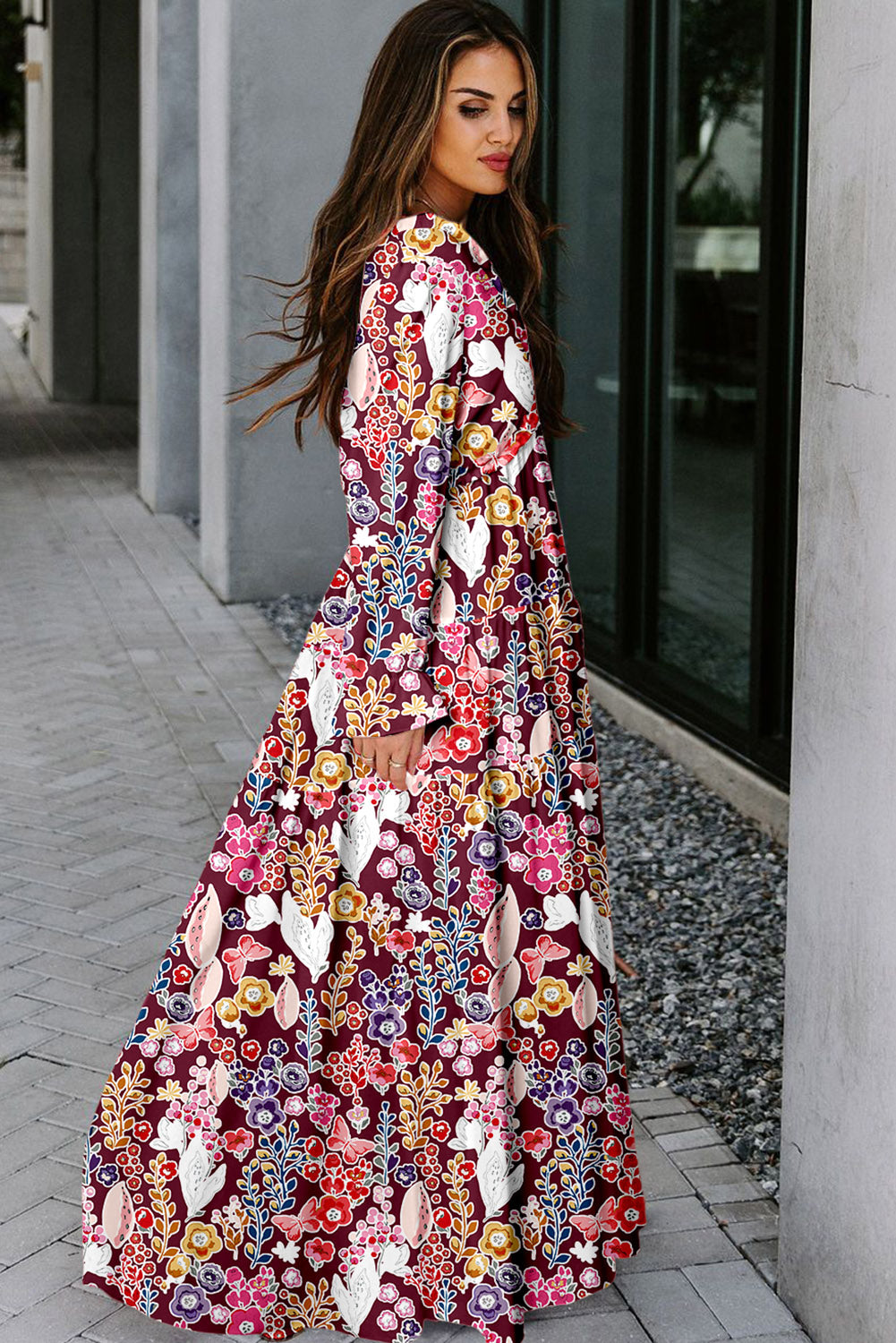 Vijolična maksi obleka z v-izrezom in cvetličnim vzorcem do pasu