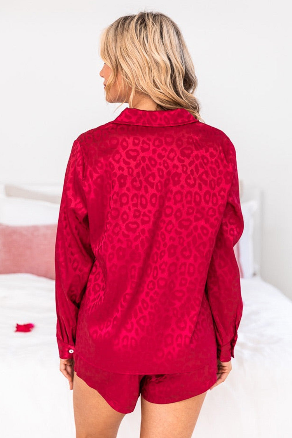 Ognjeno rdeč komplet za salon z dolgimi rokavi in ​​kratkimi hlačami iz 2 kosov satenastega leoparda