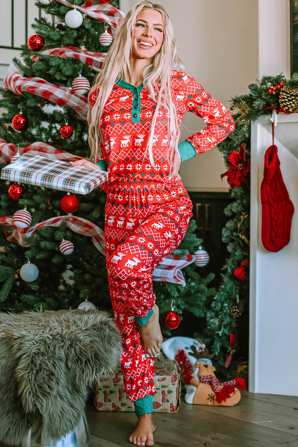 Ognjeno rdeč komplet pižam Henley z božičnim vzorcem