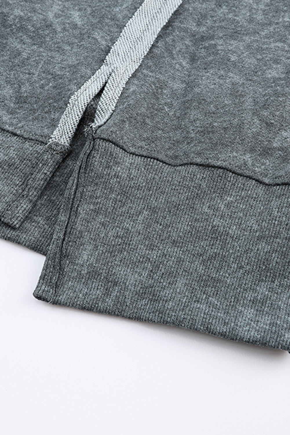 Graues, locker geschnittenes Pullover-Sweatshirt mit Nähten und Schlitzen in Acid-Waschung