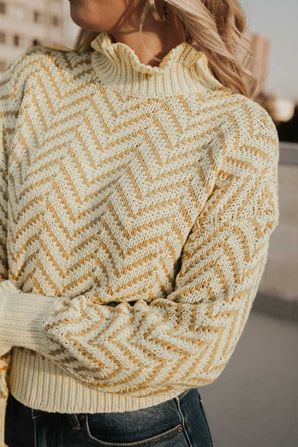 Kaki Chevron črtast pulover z visokim ovratnikom in spuščenimi rameni