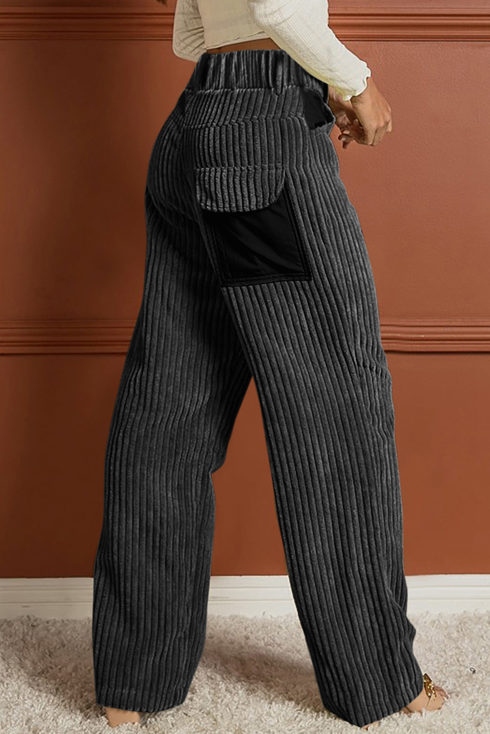 Sive široke hlače iz velveta z zakrpanimi žepi v kontrastu