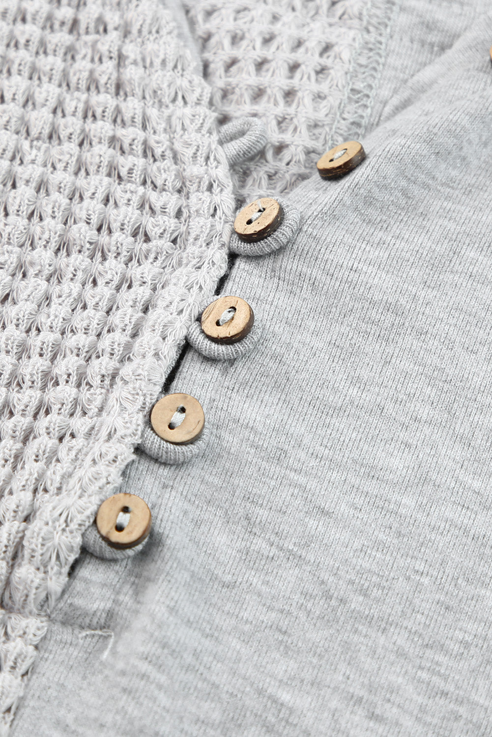 Haut à manches courtes boutonné en tricot gaufré gris