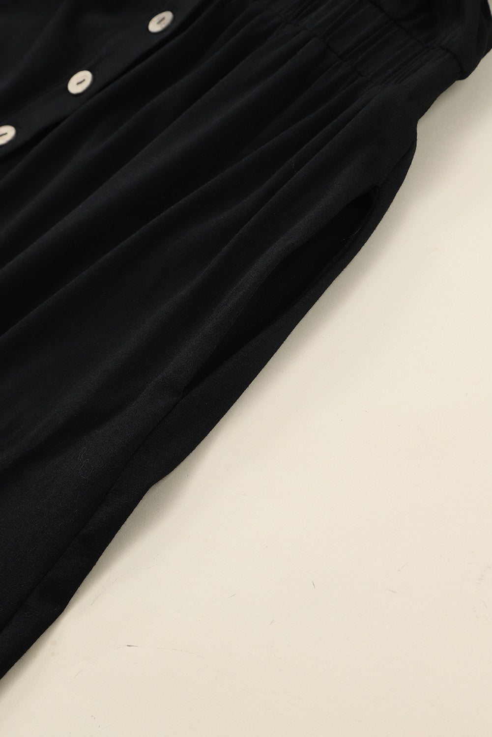 Schwarzes, geknöpftes, langärmliges Kleid mit hoher Taille