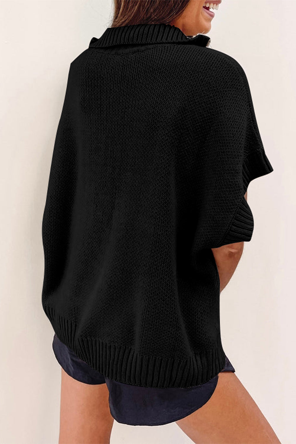 Schwarzer Pullover mit kurzen Fledermausärmeln und Viertelreißverschluss