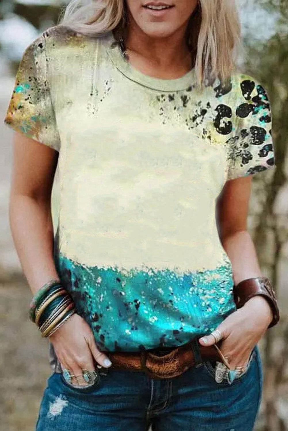 Himmelblaues, gebleichtes Batik-T-Shirt mit Leopardenmuster