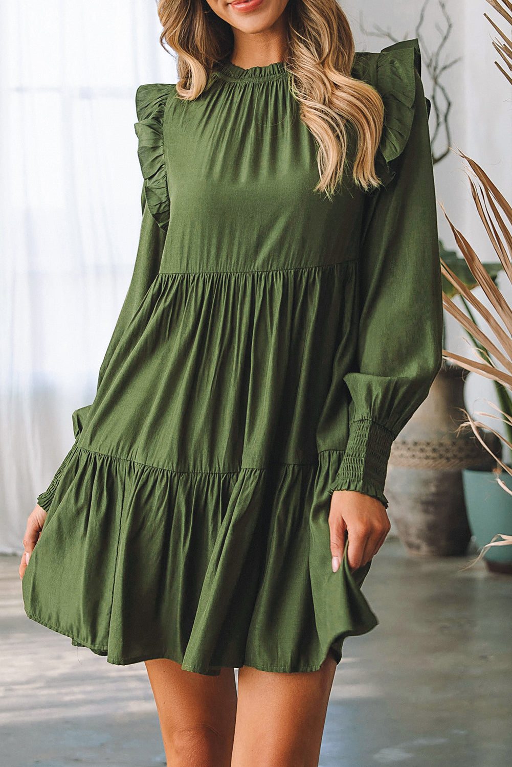 Mini-robe taille haute à volants et manches longues vert mousse