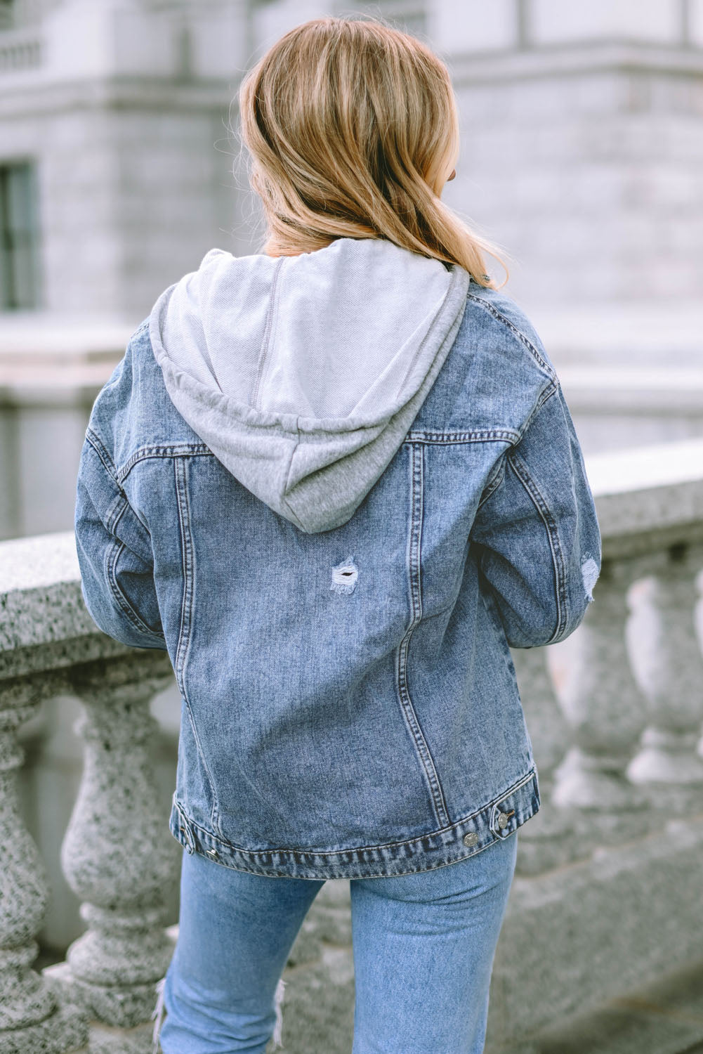 Veste en jean à capuche boutonnée avec poche à franges et strass bleu ciel