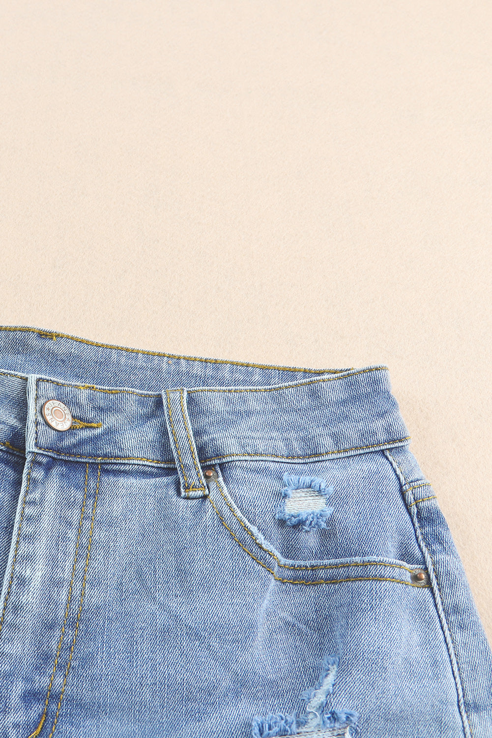 Short en jean bleu ciel à ourlet brut et insert en tricot floral