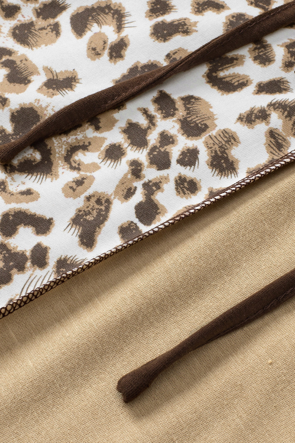 Brauner Henley-Hoodie mit Leopardenmuster und Colorblock-Brusttasche
