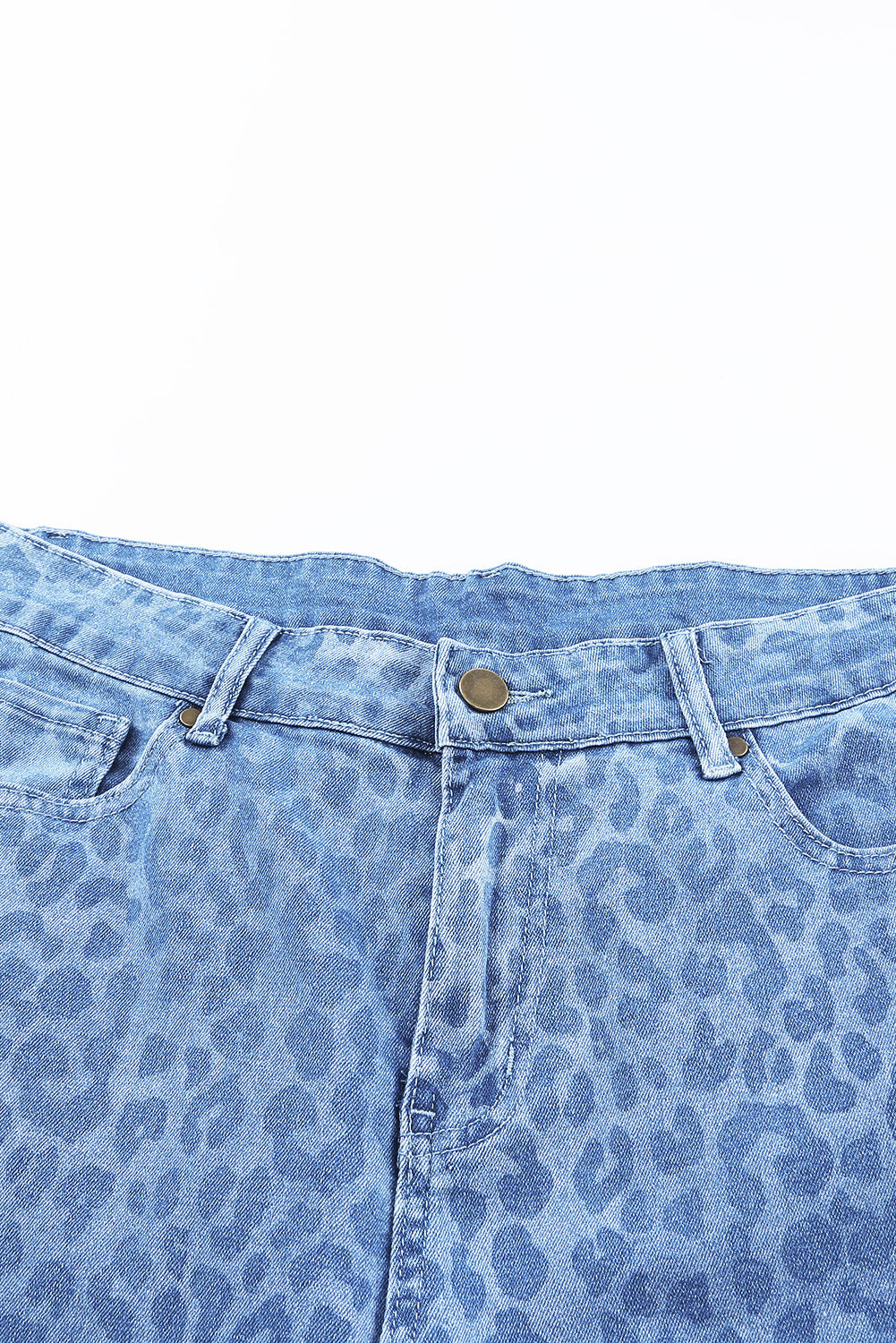 Jeans svasati a vita alta con stampa leopardata blu cielo e orlo grezzo