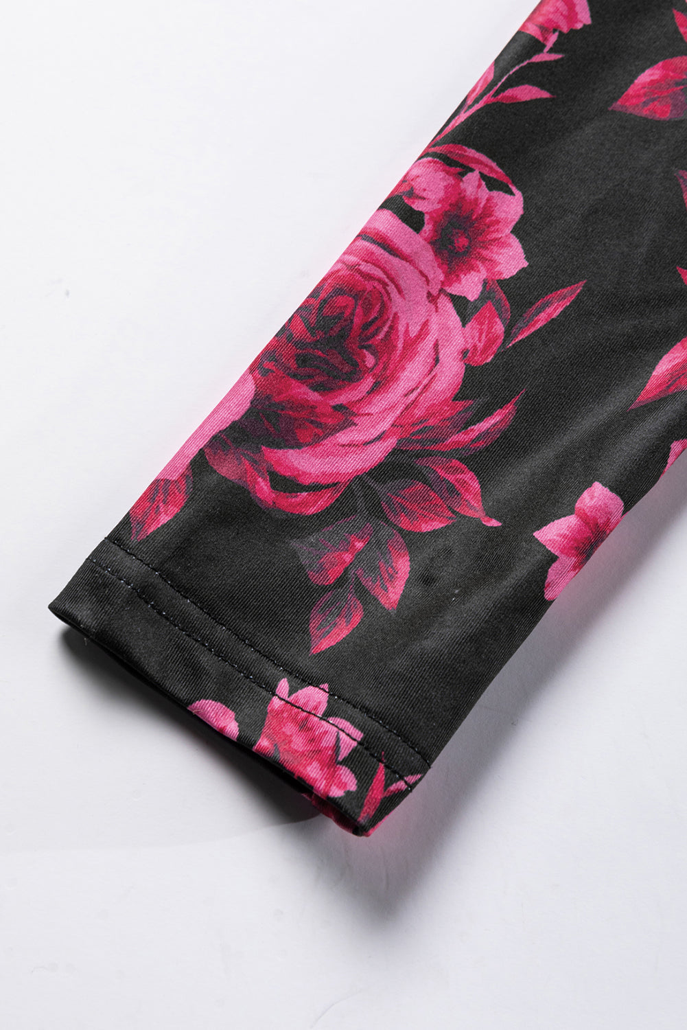 Ružičasto crveni jastučić za rame s cvjetnim printom, gornji dio s dugim rukavima i ovratnikom