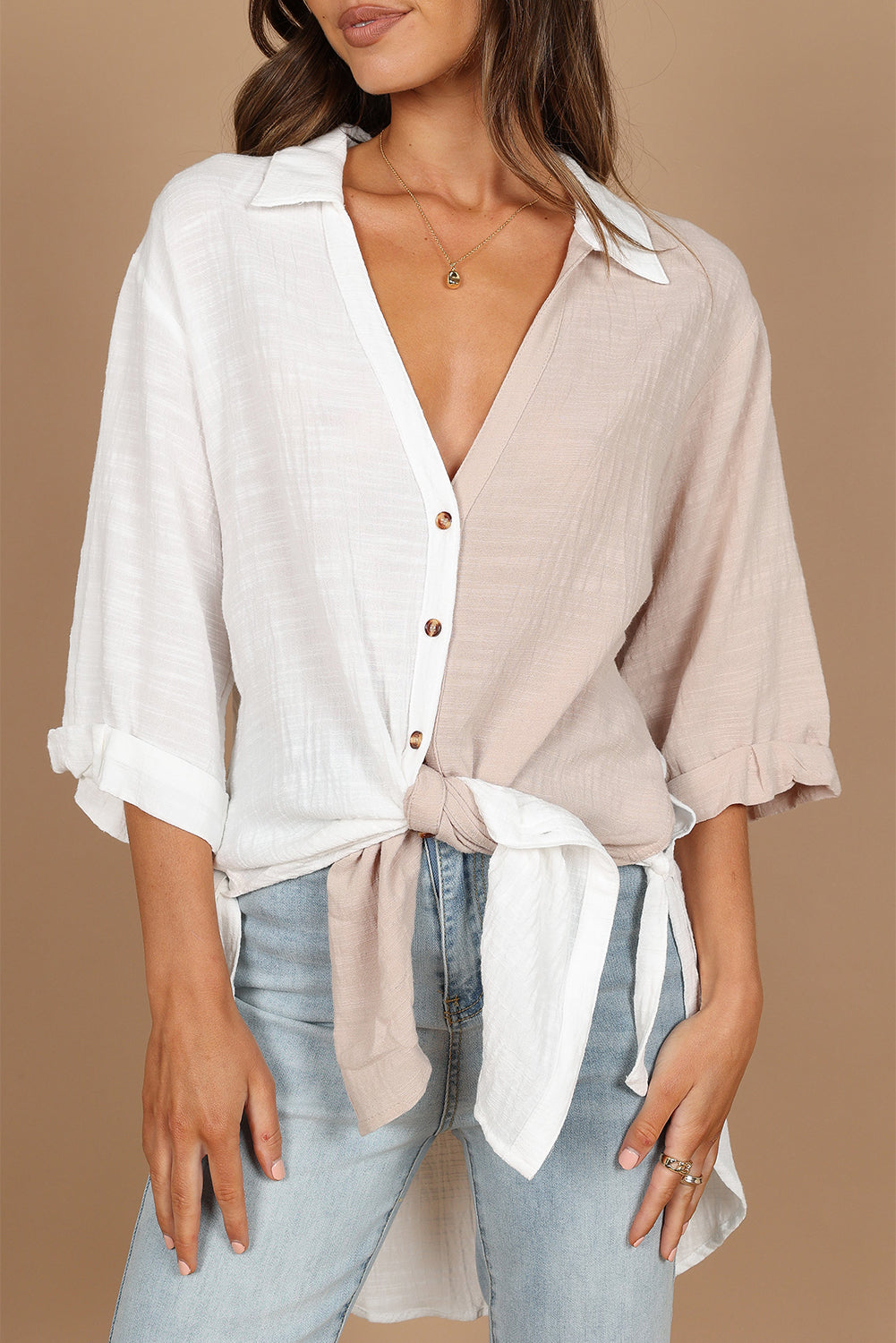 Chemise blanche à col en V et ourlet incurvé contrasté color block