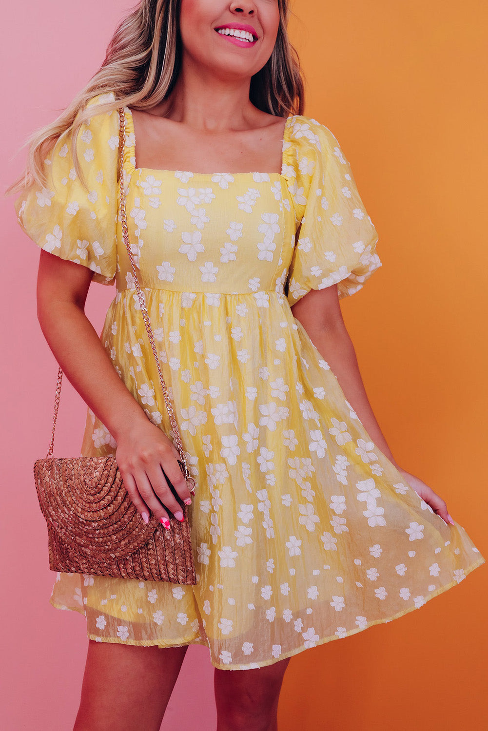 Žuta boho mini haljina s cvjetnim jacquard puf rukavima i četvrtastim izrezom