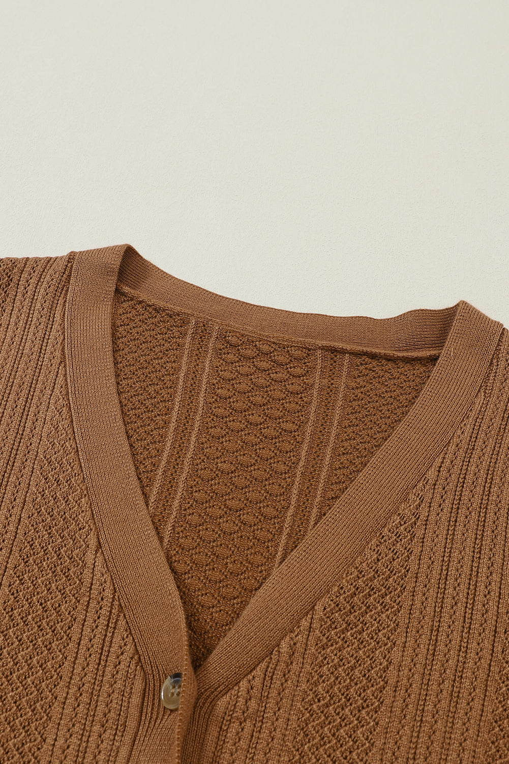Crni teksturirani džemper s V izrezom i kopčanjem