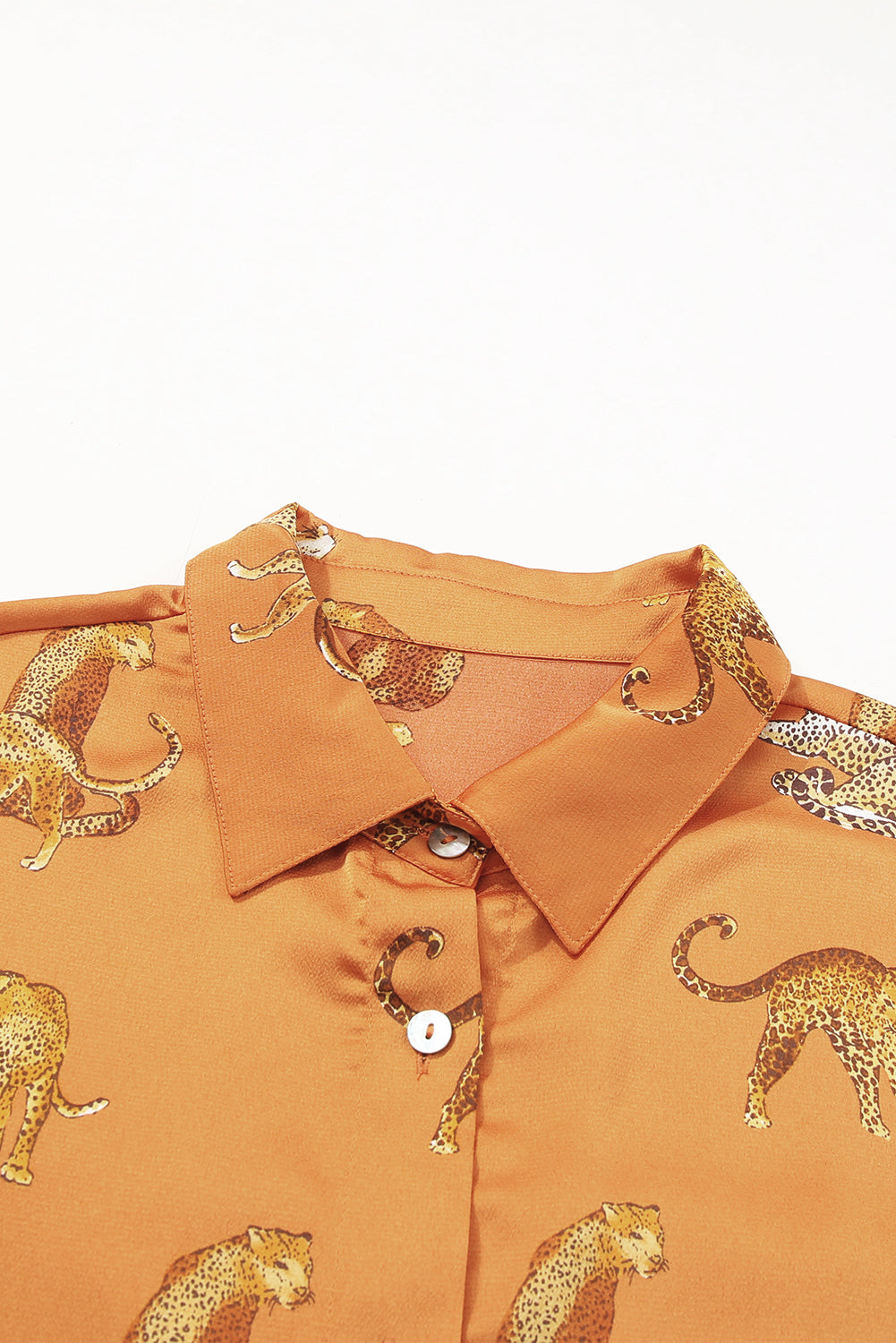 Senfgelbes Hemdkleid mit Gepardenmuster und Knöpfen