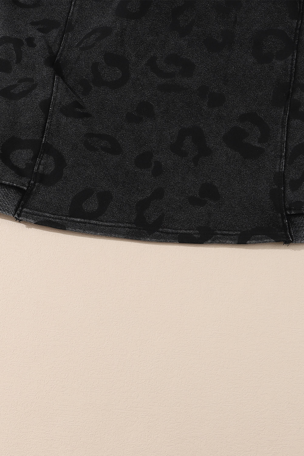 Pulover z ohlapnim krojem in leopardjim vzorcem karbonsko sive barve