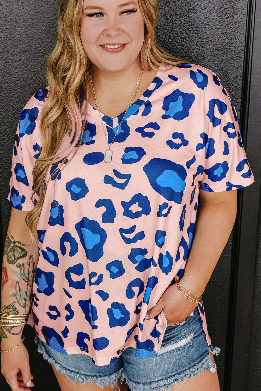 Rosafarbenes Plus-Size-T-Shirt mit Leopardenmuster und V-Ausschnitt