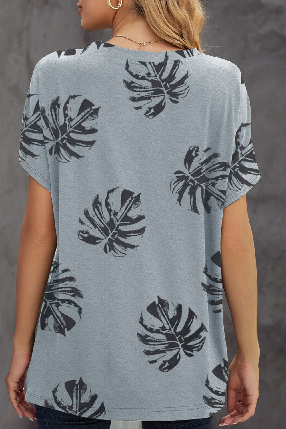 T-shirt gris à col rond imprimé plantes tropicales