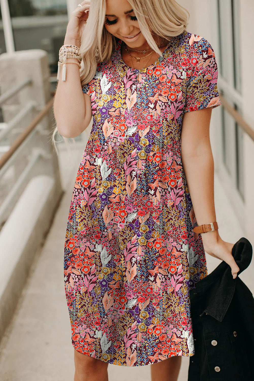 Kurzärmliges A-Linien-Kleid mit Blumendruck
