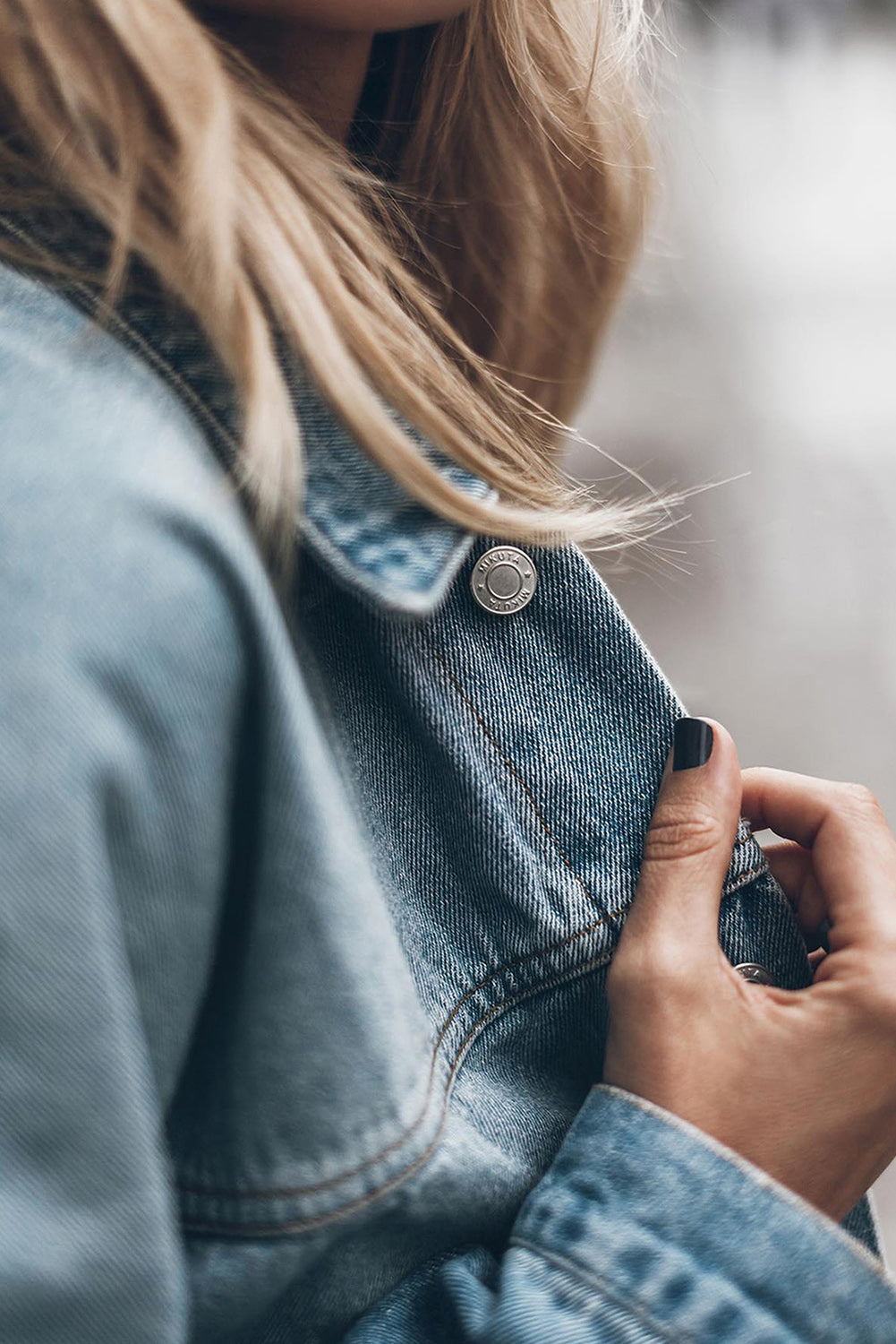 Crna traper jakna na ramena s preklopnim džepom i metalnim gumbima