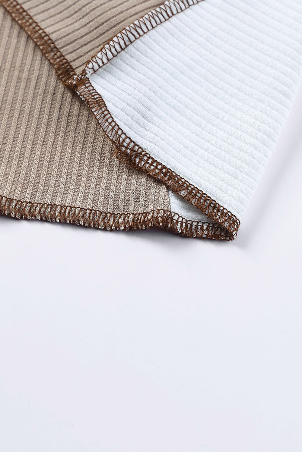 Top in maglia a coste con cuciture irregolari grigie a blocchi di colore