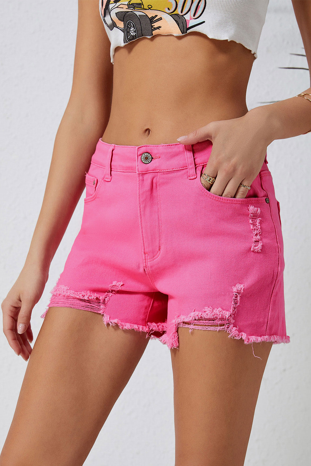 Rose Distressed Slim Fit Jeansshorts mit hoher Taille
