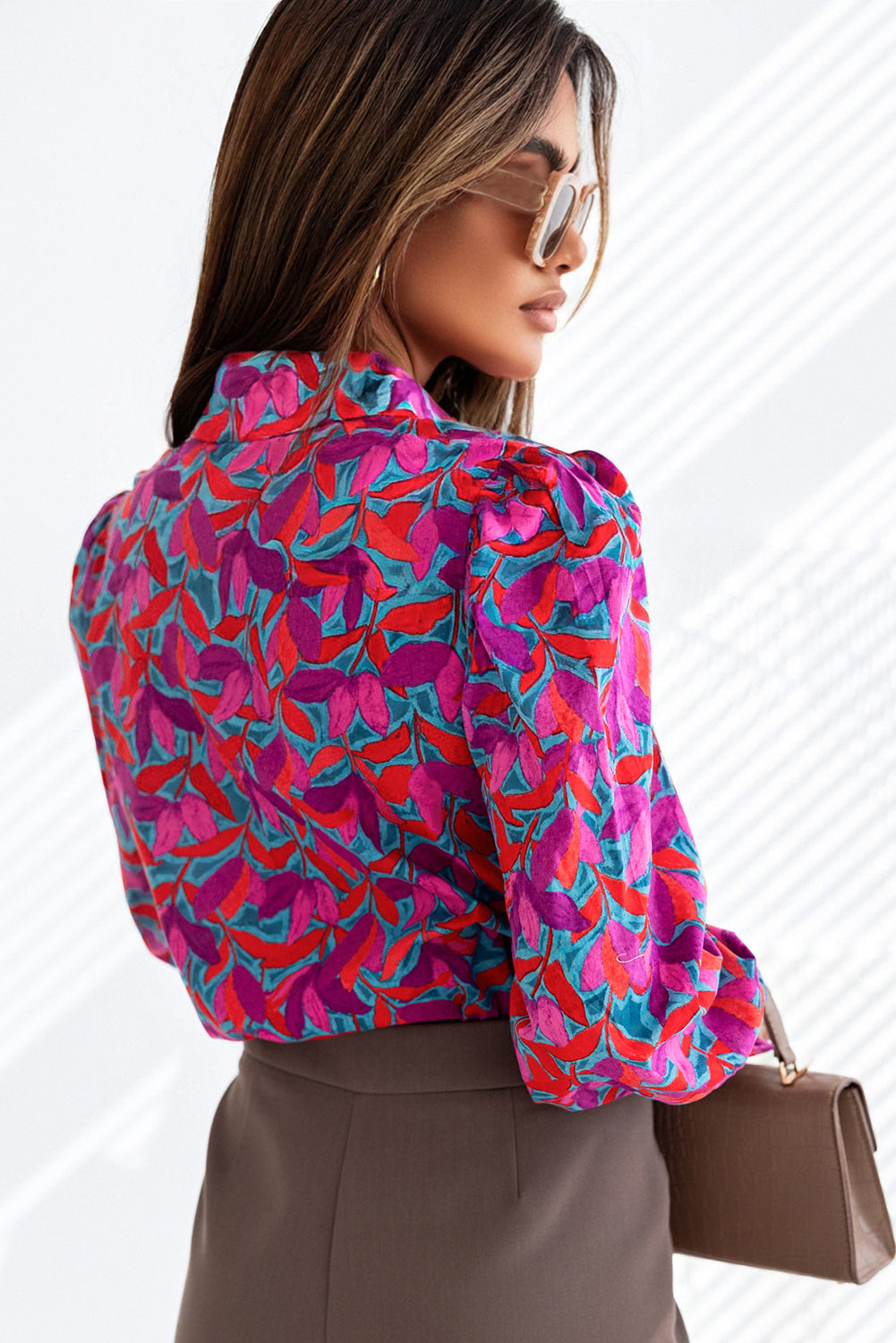 Večbarvna abstraktna srajca z dolgimi napihnjenimi rokavi in ​​cvetličnim gumbom