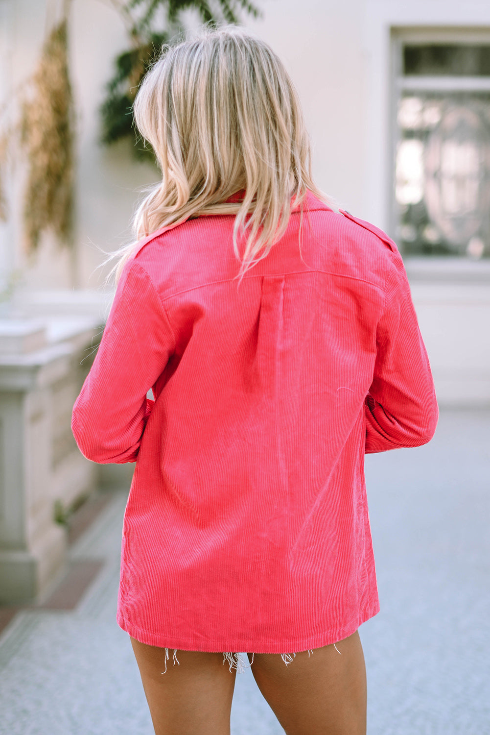 Ružičasta jakna od samta s preklopnim džepom