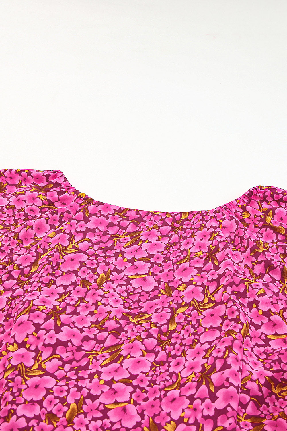 Mini-robe babydoll à manches bouffantes et imprimé floral rose