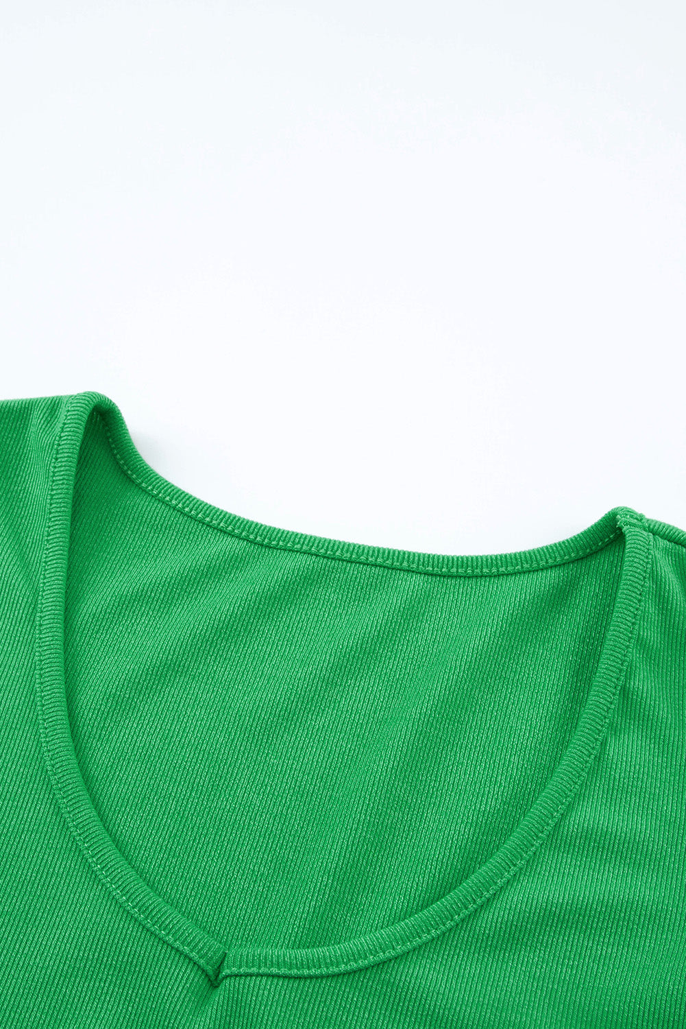 Haut tricoté vert côtelé à manches volantées et col en U